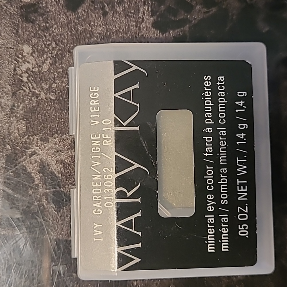 New in packaging! Ivy Garden Mary Kay magnetic mineral powder eye color